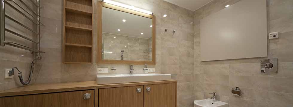Budget fitted bathroomCentral London Tiler